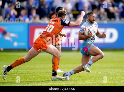 Il Kruise Leeming di Leeds Rhinos (a destra) tenta di eludere l'attacco di James Clare di Castleford Tigers durante la partita della Betfred Super League alla Mend-A-Hose Jungle di Castleford. Data foto: Lunedì 18 aprile 2022. Foto Stock