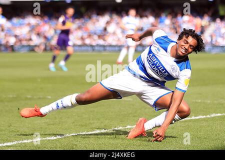 Londra, Regno Unito. 18th Apr 2022. Sam McCallum di Queens Park Rangers in azione durante il gioco. EFL Skybet Championship match, Queens Park Rangers / Derby County al Kiyan Prince Foundation Stadium, Loftus Road a Londra lunedì 18th aprile 2022. Questa immagine può essere utilizzata solo per scopi editoriali. Solo per uso editoriale, licenza richiesta per uso commerciale. Nessun uso in scommesse, giochi o un singolo club/campionato/player pubblicazioni. pic di Steffan Bowen/Andrew Orchard sport fotografia/Alamy Live news credito: Andrew Orchard sport fotografia/Alamy Live News Foto Stock