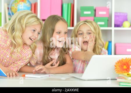 Sorpresi ragazze carine con il notebook in lezione Foto Stock