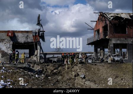 Lviv, Lviv, Ucraina. 18th Apr 2022. I lavoratori hanno visto mentre valutano i danni. Gli attacchi missilistici, secondo quanto riferito quattro, sono stati lanciati la mattina a Lviv, colpendo le infrastrutture militari e un negozio di pneumatici che è stato pesantemente danneggiato. Secondo quanto riferito, 7 civili sono morti e quasi 11 sono stati feriti. (Credit Image: © Valeria Ferraro/ZUMA Press Wire) Foto Stock