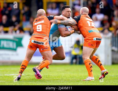 Zane Tetevano di Leeds Rhinos (centro) è affrontato da Paul McShane di Castleford Tigers (a sinistra) e Nathan Massey durante la partita Betfred Super League alla giungla Mend-A-Hose di Castleford. Data foto: Lunedì 18 aprile 2022. Foto Stock