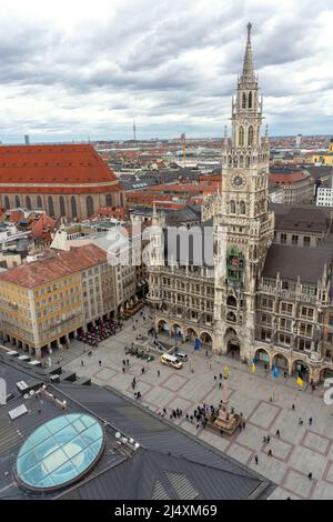 Veduta d'areale di Monaco di Baviera Germania con neues rathaus e marienplatz dalla chiesa di san Pietro Foto Stock