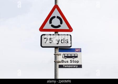 Segnale temporaneo della fermata dell'autobus, Scozia, Regno Unito, Europa Foto Stock