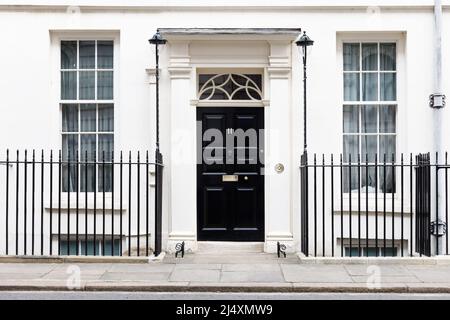 La famosa porta nera al numero 11 Downing Street, tradizionalmente la casa del Cancelliere dello scacchiere, Westminster, Londra, Regno Unito Foto Stock