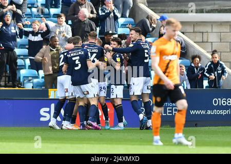 LONDRA, REGNO UNITO. APRILE 18th i giocatori di Millwall festeggiano il primo gol della squadra durante la partita del Campionato Sky Bet tra Millwall e Hull City al Den, Londra lunedì 18th aprile 2022. (Credit: Ivan Yordanov | MI News) Credit: MI News & Sport /Alamy Live News Foto Stock