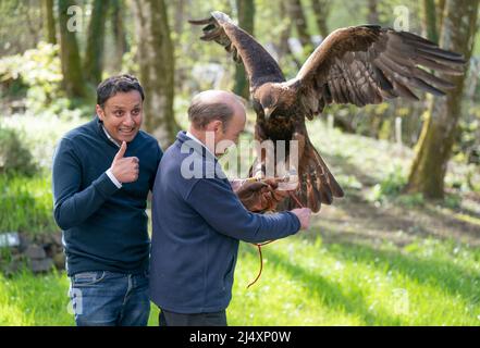 Il leader laburista scozzese Anas Sarwar con Stewart Roberston e Orla l'aquila d'oro al Loch Lomond Bird of Prey Center di Balloch, durante la campagna elettorale locale. Data foto: Lunedì 18 aprile 2022. Foto Stock