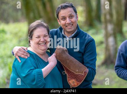 Il leader laburista scozzese Anas Sarwar e il vice leader Jackie Baillie al Loch Lomond Bird of Prey Center di Balloch, durante la campagna elettorale locale. Data foto: Lunedì 18 aprile 2022. Foto Stock