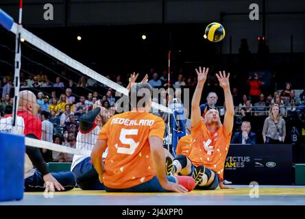 THE HAGUE - partecipanti alla pallavolo seduta del terzo giorno degli Invictus Games, un evento sportivo internazionale per soldati e veterani che sono stati feriti psicologicamente o fisicamente durante il loro lavoro militare. ANP ROBIN VAN LONKHUIJSEN Foto Stock