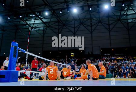 THE HAGUE - partecipanti alla pallavolo seduta del terzo giorno degli Invictus Games, un evento sportivo internazionale per soldati e veterani che sono stati feriti psicologicamente o fisicamente durante il loro lavoro militare. ANP ROBIN VAN LONKHUIJSEN Foto Stock