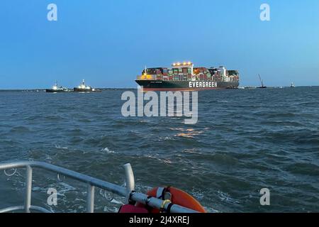 (220418) -- WASHINGTON D.C., 18 aprile 2022 (Xinhua) -- la Guardia Costiera degli Stati Uniti, Maryland Department of the Environment and Evergreen Marine Corporation, in collaborazione con più stati e rispondenti locali, refloat the ever Forward in the Chesapeake Bay, the United States, 17 aprile 2022. Una gigantesca nave container chiamata The Ever Forward con più di 4.000 container a bordo è stata rifocillata la domenica più di un mese dopo che ha fatto il giro sulla costa orientale, secondo la Guardia Costiera degli Stati Uniti. La nave -- che è stato bloccato nella baia di Chesapeake il 13 marzo dopo la partenza del porto di Baltimora Foto Stock