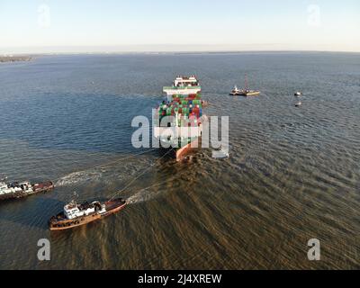 (220418) -- WASHINGTON D.C., 18 aprile 2022 (Xinhua) -- la Guardia Costiera degli Stati Uniti, Maryland Department of the Environment and Evergreen Marine Corporation, in collaborazione con più stati e rispondenti locali, refloat the ever Forward in the Chesapeake Bay, the United States, 17 aprile 2022. Una gigantesca nave container chiamata The Ever Forward con più di 4.000 container a bordo è stata rifocillata la domenica più di un mese dopo che ha fatto il giro sulla costa orientale, secondo la Guardia Costiera degli Stati Uniti. La nave -- che è stato bloccato nella baia di Chesapeake il 13 marzo dopo la partenza del porto di Baltimora Foto Stock