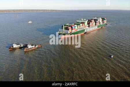 (220418) -- WASHINGTON D.C., 18 aprile 2022 (Xinhua) -- la Guardia Costiera degli Stati Uniti, Maryland Department of the Environment and Evergreen Marine Corporation, in collaborazione con più stati e rispondenti locali, refloat the ever Forward in the Chesapeake Bay, the United States, 17 aprile 2022. Una gigantesca nave container chiamata The Ever Forward con più di 4.000 container a bordo è stata rifocillata la domenica più di un mese dopo che ha fatto il giro sulla costa orientale, secondo la Guardia Costiera degli Stati Uniti. La nave -- che è stato bloccato nella baia di Chesapeake il 13 marzo dopo la partenza del porto di Baltimora Foto Stock