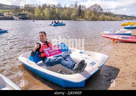 Il leader laburista scozzese Anas Sarwar in un pedalo durante una visita a Loch Lomond, Balloch, durante la campagna elettorale locale. Data foto: Lunedì 18 aprile 2022. Foto Stock