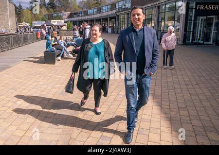 Il leader laburista scozzese Anas Sarwar e il vice leader Jackie Baillie a Loch Lomond Shores, Balloch, durante la campagna elettorale locale. Data foto: Lunedì 18 aprile 2022. Foto Stock