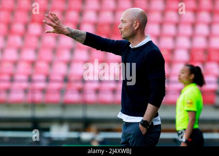 NIJMEGEN, PAESI BASSI - APRILE 18: Allenatore Danny Schenkel di Ajax durante la partita finale della Coppa KNVB di TOTO femminile tra PSV e Ajax al Goffertstadion il 18 Aprile 2022 a Nijmegen, Paesi Bassi (Foto di Broer van den Boom/Orange Pictures) Foto Stock