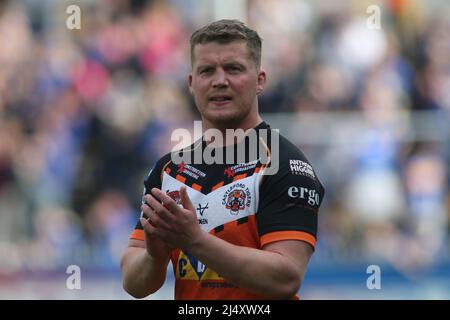 Castleford, Regno Unito. 18th Apr 2022. The Mend-A-Hose Jungle, Castleford, West Yorkshire, 18th aprile 2022. Betfred Super League Castleford Tigers vs Leeds Rhinos Adam Milner di celebra la vittoria su Leeds Rhinos a tempo pieno. Credit: Touchlinepics/Alamy Live News Foto Stock