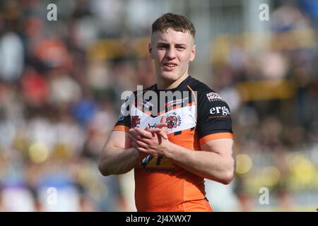 Castleford, Regno Unito. 18th Apr 2022. The Mend-A-Hose Jungle, Castleford, West Yorkshire, 18th aprile 2022. Trofred Super League Castleford Tigers vs Leeds Rhinos Jake Trueman di celebra la vittoria su Leeds Rhinos a tempo pieno. Credit: Touchlinepics/Alamy Live News Foto Stock