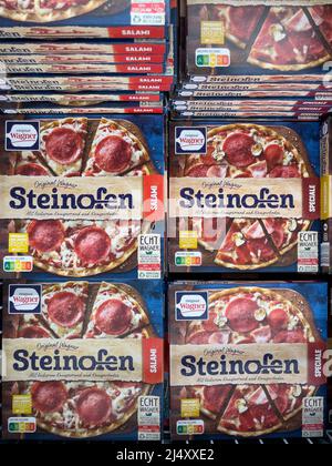 Norimberga, Germania - Aprile 04 2022: Pizza surgelata al forno a pietra nel supermercato. Pizza surgelata. Foto Stock