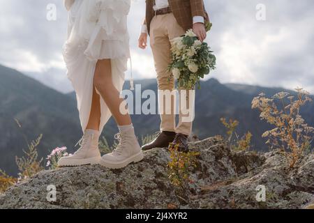 Gambe della sposa e sposo in abiti da sposa Foto Stock