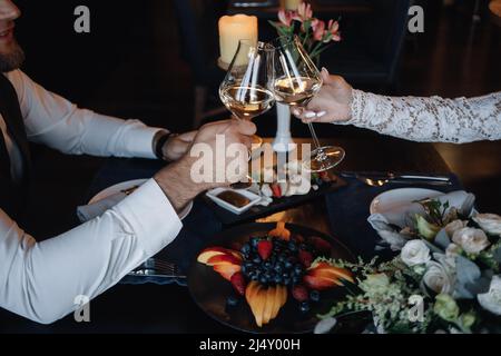 Occhiali nelle mani della sposa e dello sposo Foto Stock