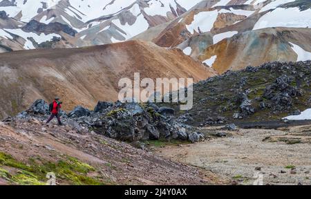 Fotografo che scatta foto del paesaggio vulcanico in Islanda Foto Stock