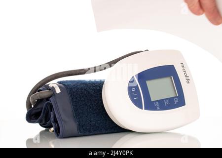 Un tonometro medico, macro, isolato su sfondo bianco. Foto Stock