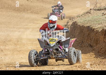 MOHELNICE, REPUBBLICA CECA - 16 APRILE 2022: Ragazza Kavalova in quad sta passando turno nel Campionato Internazionale della Repubblica Ceca a Sidecarcr Foto Stock