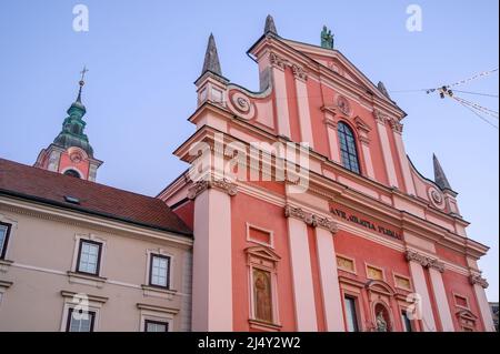 Chiesa Francescana dell'Annunciazione accanto a Piazza Preseren nel centro storico di Lubiana, Slovenia Foto Stock