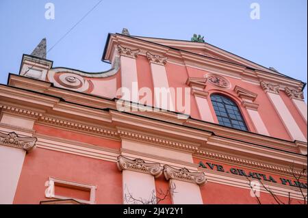 Chiesa Francescana dell'Annunciazione accanto a Piazza Preseren nel centro storico di Lubiana, Slovenia Foto Stock