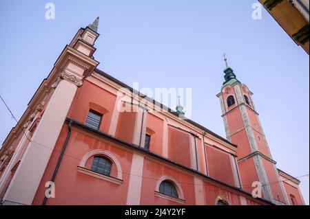 Chiesa Francescana dell'Annunciazione accanto a Piazza Preseren nel centro storico di Lubiana, Slovenia Foto Stock