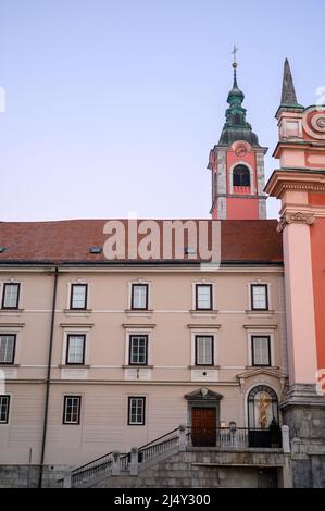 Chiesa Francescana dell'Annunciazione accanto a Piazza Preseren nel centro storico di Lubiana, Slovenia Foto Stock