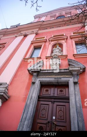Chiesa Francescana dell'Annunciazione accanto a Piazza Preseren nel centro storico di Lubiana, Slovenia Foto Stock
