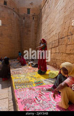Jaisalmer, Rajasthan, India - 13 ottobre 2019 : le donne di Rajasthani che vendono i gioielli nel posto di mercato all'interno del Forte di Jaisalmer. Popolare mercato turistico. Foto Stock