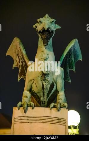 Vista sul famoso ponte del drago e la statua del drago Zmajski di notte a Lubiana, Slovenia, Europa. Foto Stock