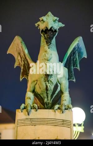 Vista sul famoso ponte del drago e la statua del drago Zmajski di notte a Lubiana, Slovenia, Europa. Foto Stock