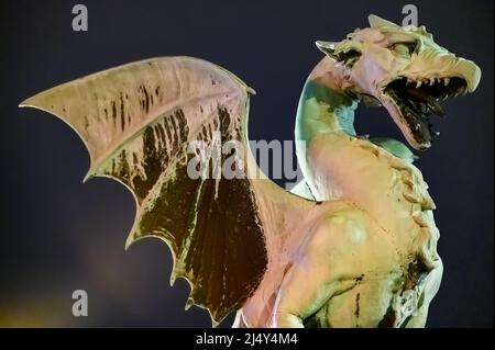 Vista sul famoso ponte del drago e la statua del drago Zmajski di notte a Lubiana, Slovenia, Europa. Foto Stock