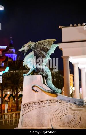 Vista sul famoso ponte del drago e la statua del drago Zmajski di notte a Lubiana, Slovenia, Europa. Foto Stock