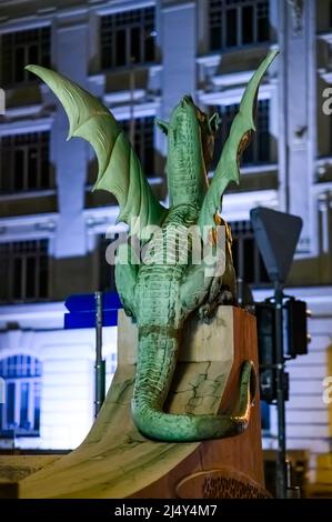 Vista sul famoso ponte del drago e la statua del drago Zmajski di notte a Lubiana, Slovenia, Europa. Foto Stock