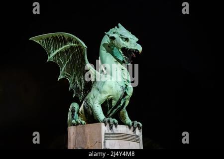 Vista sul famoso ponte del drago e la statua del drago Zmajski di notte a Lubiana, Slovenia, Europa. Foto Stock