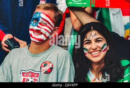 Lione, Francia: Gli appassionati di calcio iraniani e americani si mescolano durante una partita di Coppa del mondo 1998 tra gli Stati Uniti e l'Iran, il 21 giugno 1998, allo Stade Foto Stock