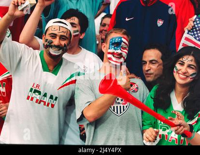 Lione, Francia: Gli appassionati di calcio iraniani e americani si mescolano durante una partita di Coppa del mondo 1998 tra gli Stati Uniti e l'Iran, il 21 giugno 1998, allo Stade Foto Stock