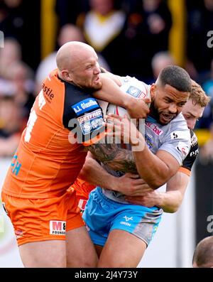 Il Kruise Leeming di Leeds Rhinos (centro) è affrontato da Nathan Massey di Castleford Tigers (a sinistra) e Jacob Trueman durante la partita Betfred Super League alla giungla Mend-A-Hose di Castleford. Data foto: Lunedì 18 aprile 2022. Foto Stock