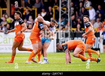 Il Kruise Leeming di Leeds Rhinos (centro) è affrontato da Nathan Massey di Castleford Tigers (a sinistra) e Jacob Trueman durante la partita Betfred Super League alla giungla Mend-A-Hose di Castleford. Data foto: Lunedì 18 aprile 2022. Foto Stock