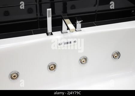 Bagno moderno con rubinetto e vasca idromassaggio bianca Foto Stock