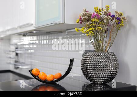 composizione di fiori secchi in vaso con lampada da pavimento per soggiorno  Foto stock - Alamy