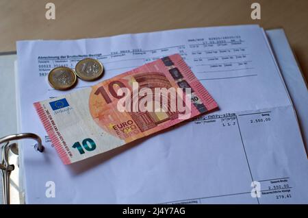 Immagine simbolica per il salario minimo di 12 euro richiesto in Germania, estratto conto - senza dati personali identificabili. Foto Stock