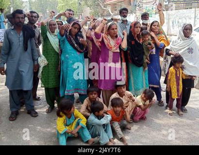 I residenti di Qasimabad stanno tenendo una manifestazione di protesta contro l'alta impotenza della polizia, presso il press club di Hyderabad lunedì 18 aprile 2022. Foto Stock