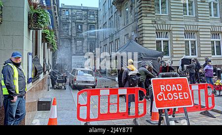 Glasgow, Scozia, Regno Unito 18th aprile 2022, Borderlands filmando in una corsia posteriore nel centro città ha visto gli sprinkler accesi per una sequenza di auto bagnata in cui entrambe le stelle di un'auto è stato consegnato un pacchetto di un terzo. Credit Gerard Ferry/Alamy Live News Foto Stock