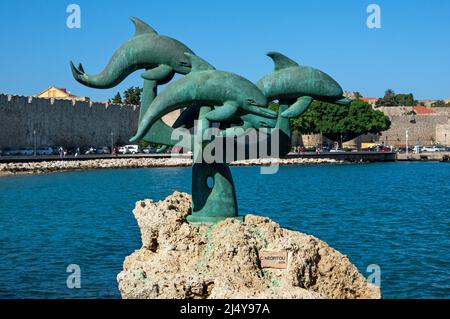 Rodi, Grecia - 28 settembre 2021, la statua del delfino sulla spiaggia, Rodi, Grecia, Foto Stock