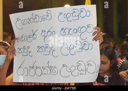 Colombo, Sri Lanka. 16th aprile 2022. La protesta al Galle Face Green continuò per il 9th giorno consecutivo, con persone che si riunirono in gran numero durante la stagione delle festività. Il popolo dello Sri Lanka chiede che il presidente Gotabaya Rajapaksa e il governo si dimettano quando il paese è andato in bancarotta e il costo della vita è schizzato vertiginosamente. Foto Stock